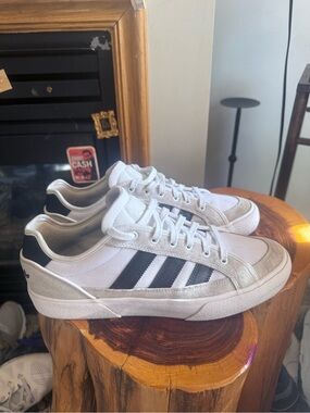 Adidas Men’s White & Black Classic Court Premium Sneakers size 10.5
